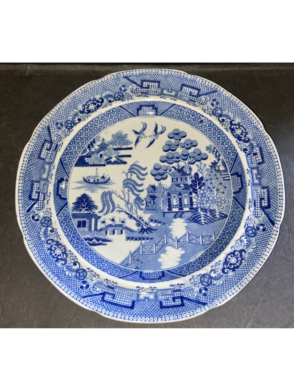 Pearlware Blue Willow 8-1/2” Luncheon Plate Scalloped Early 19th Century Antique